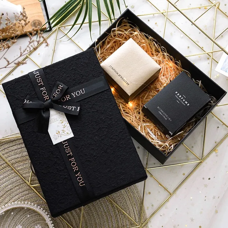 Dòng hộp quà tặng nước hoa mới ra mắt thể hiện sự kết hợp hoàn hảo giữa sang trọng và lãng mạn