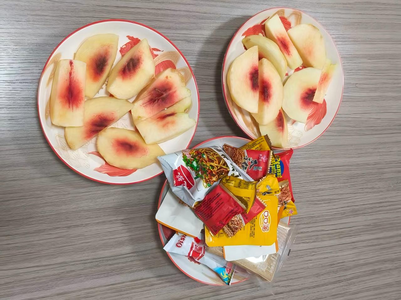 Đào và đồ ăn nhẹ tiếp sức cho buổi chiều của Zemeijia