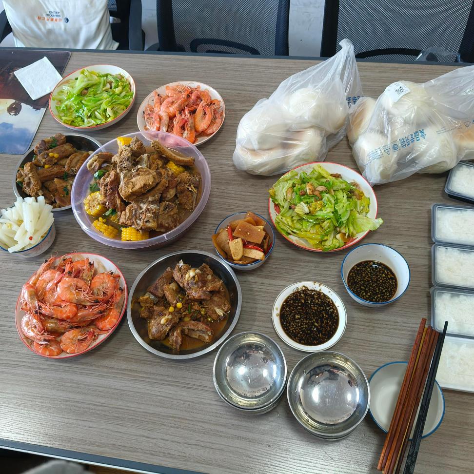 Các ông chủ nấu bữa trưa cho mọi người!