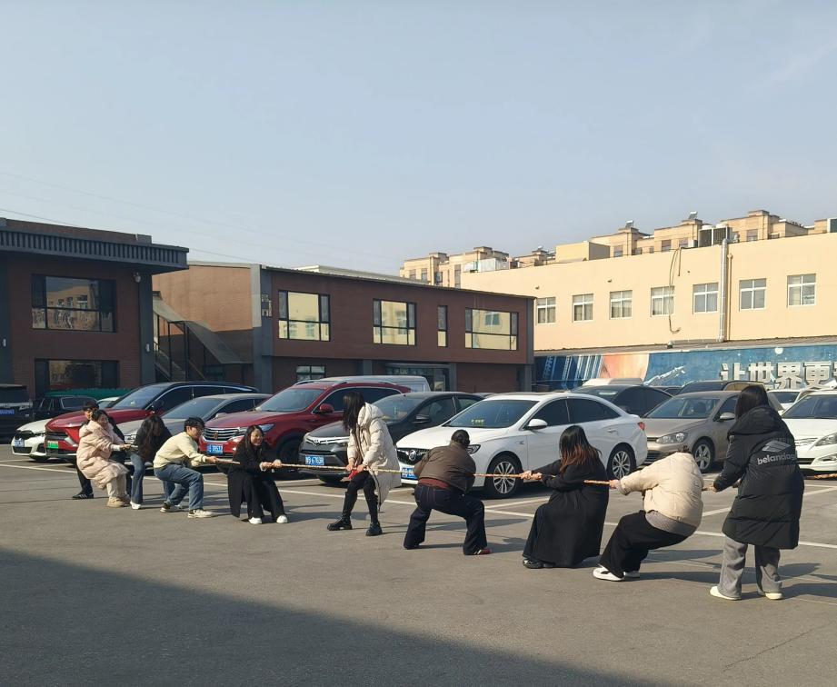 ​Buổi trưa kéo co và nhảy dây tại Zemeijia