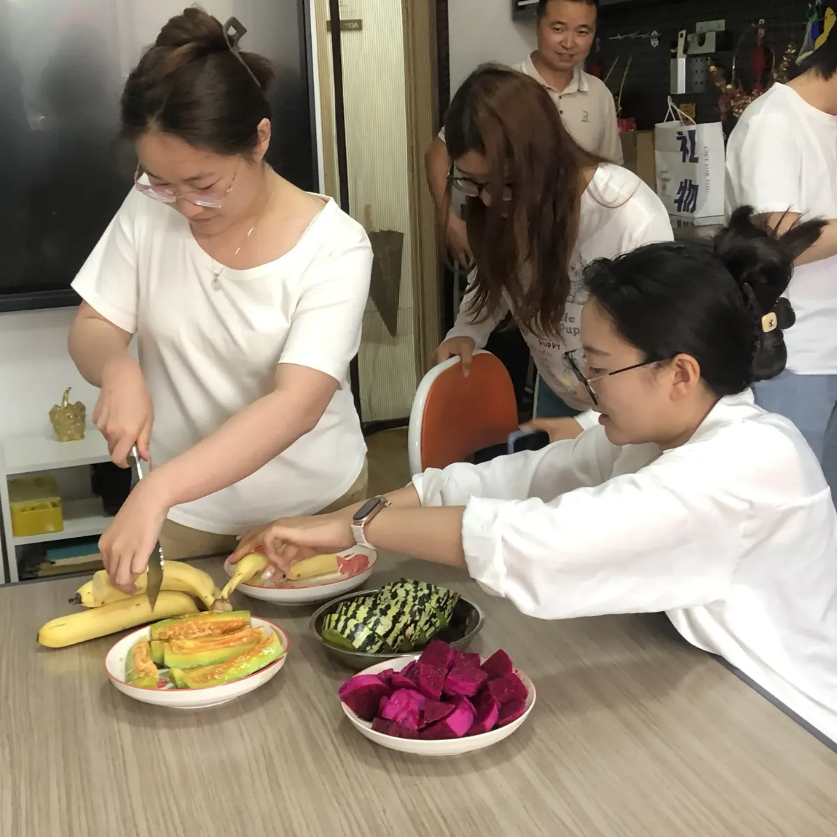 Tiệc trà chiều ở văn phòng mang lại sự ấm áp cho Zemeijia