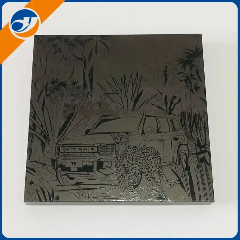 Hộp quà màu đen dập nổi mờ